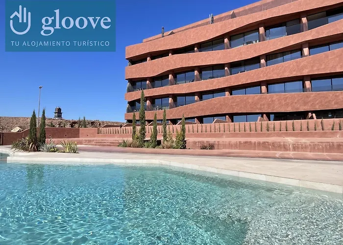 Estudio De Diseno Con Piscina By Gloove