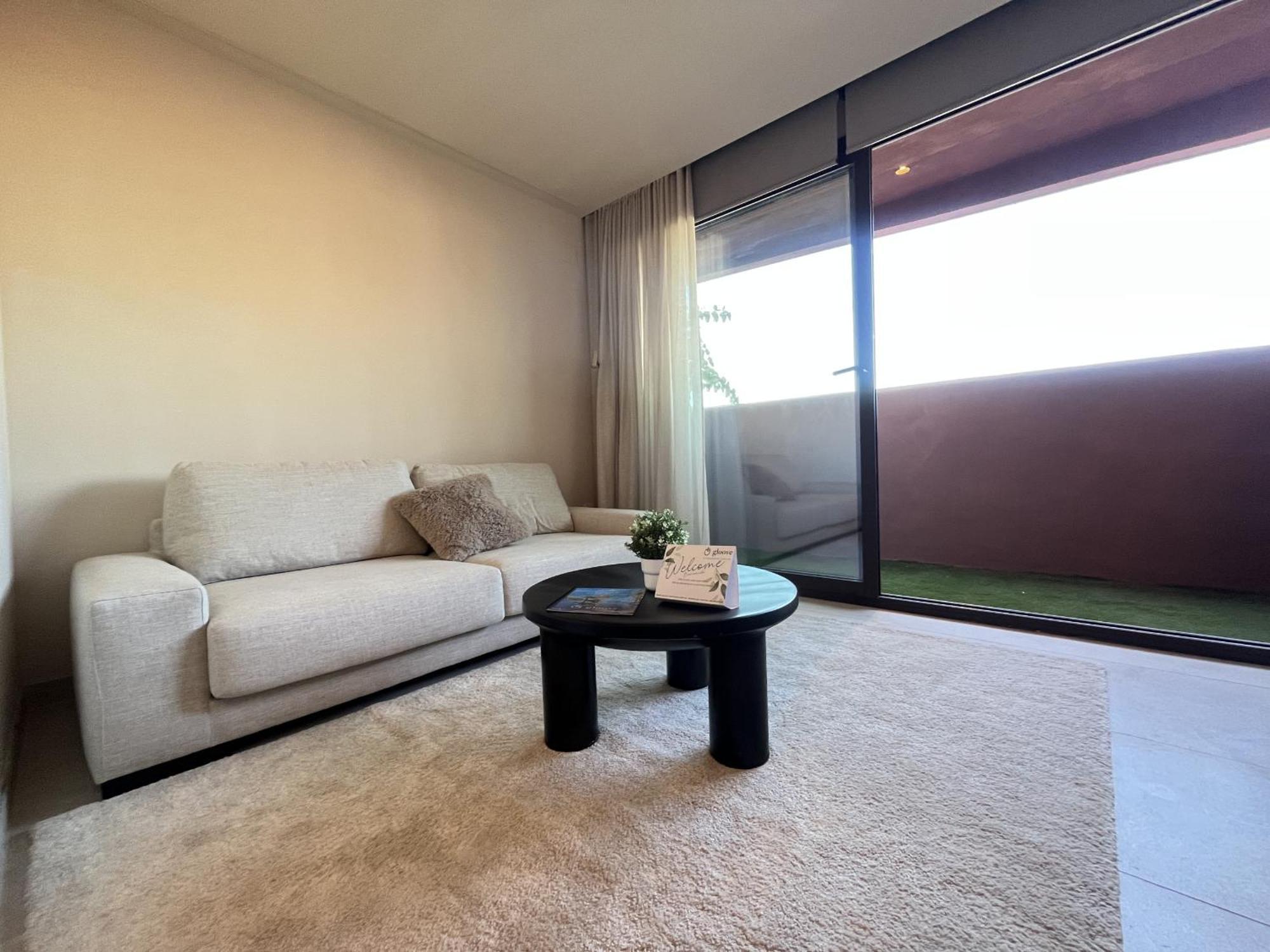 Estudio De Diseno Con Piscina By Gloove *